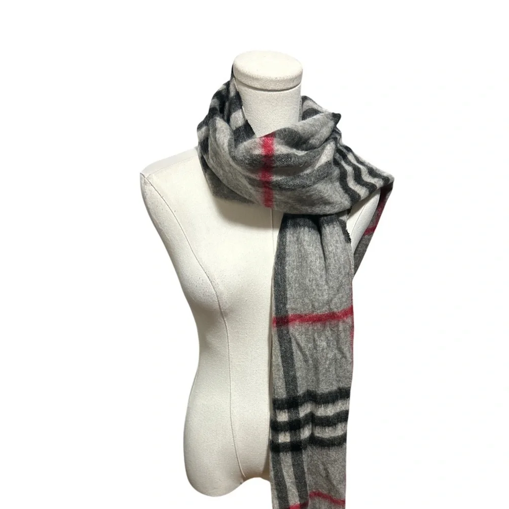 Burberry Grey Cashmere Plaid Scarf Made in Scotland Nova Check